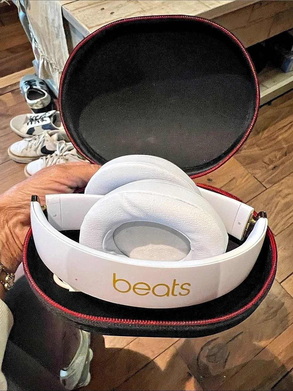 Beats Studio3 Wireless Over-Ear Headphones in White and Gold